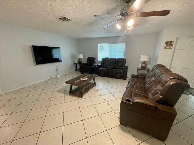 Building Photo - 2101 Utica Dr