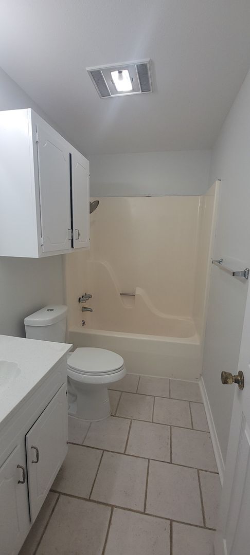 Building Photo - Beautiful 3 bedroom/2 bath with fireplace ...
