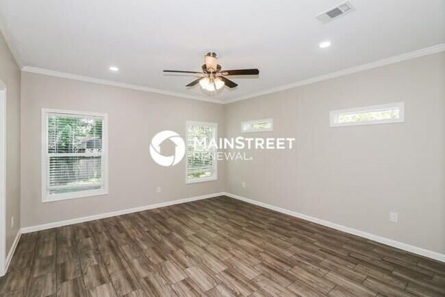Building Photo - 4 Bedroom Pet-Friendly Home in Houston, TX with Main Street Renewal