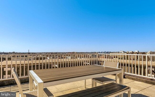 Building Photo - Modern 3 Bed 2 bath condo WITH 2 PARKING S...