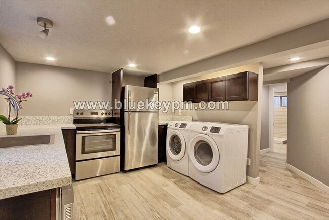 Building Photo - 2 Bed, 1 Bath Unit in Laurelhurst Plex