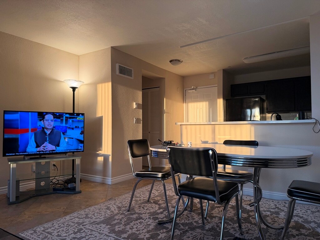 Building Photo - 8889 Caminito Plaza Centro