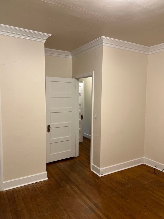 Building Photo - 2 Bedroom Unit in the the old Beta Theta Pi Fraternity House near UofO Campus