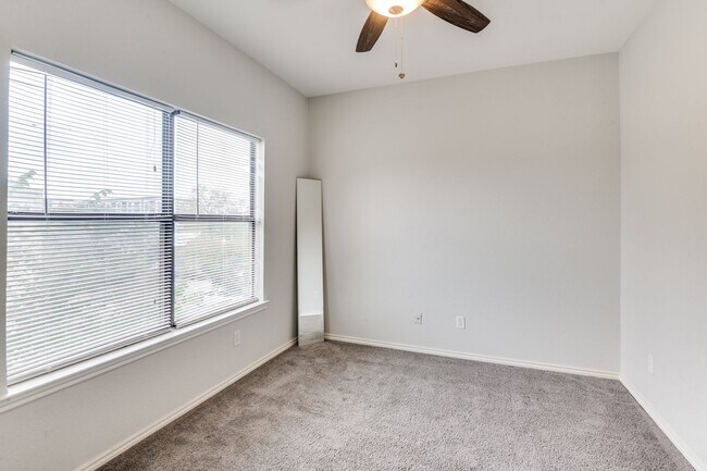 Building Photo - Delightful 2-Bed, 1.5 Bath in Prime Dallas...