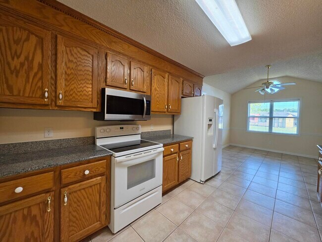 Building Photo - 450 Derek Dr