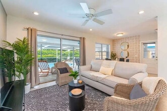 Building Photo - 176 SE 27th Pl