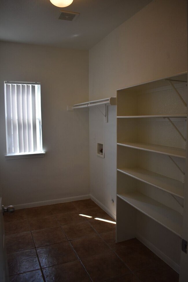 Building Photo - 509 Lakota Ln