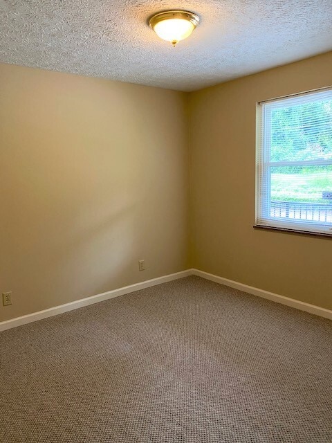 Building Photo - 498 E Red Bud Rd