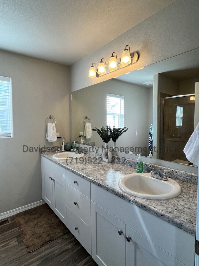 Building Photo - Stunning Townhouse Located in Northeast Co...