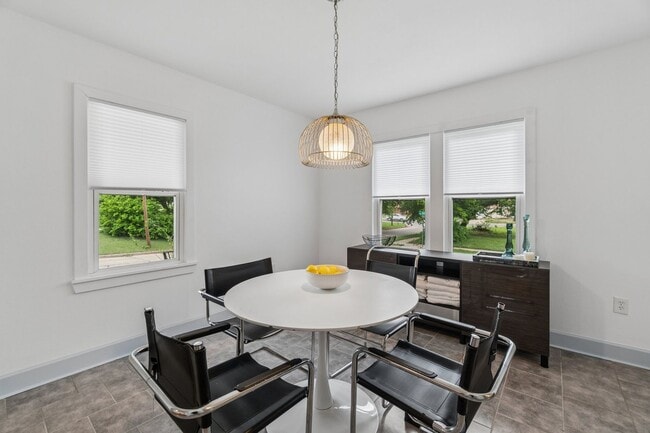 Building Photo - Charming 3-Bedroom Home with Modern Finishes and Inviting Patio!