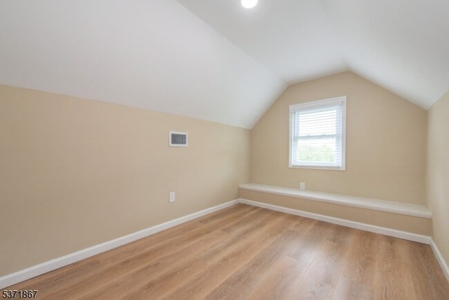 Building Photo - 50 Walnut Crescent
