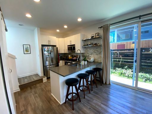 Primary Photo - Keep $500! Modern Townhouse in South Park!