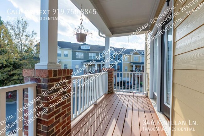 Building Photo - Spacious 4-Bedroom, 2.5-Bathroom Townhouse...