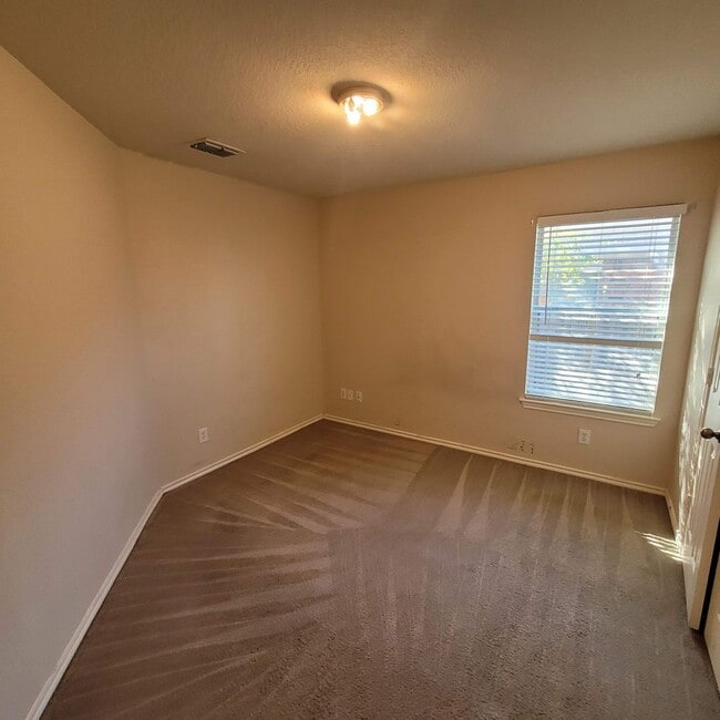 Building Photo - Clean North East Home - O'Conner & IH35