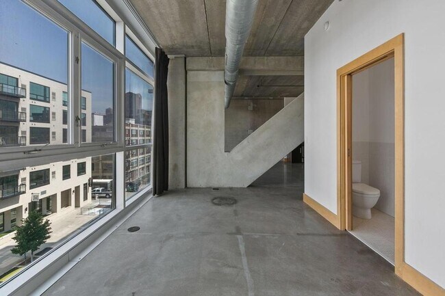 Building Photo - 345 N 6th Ave