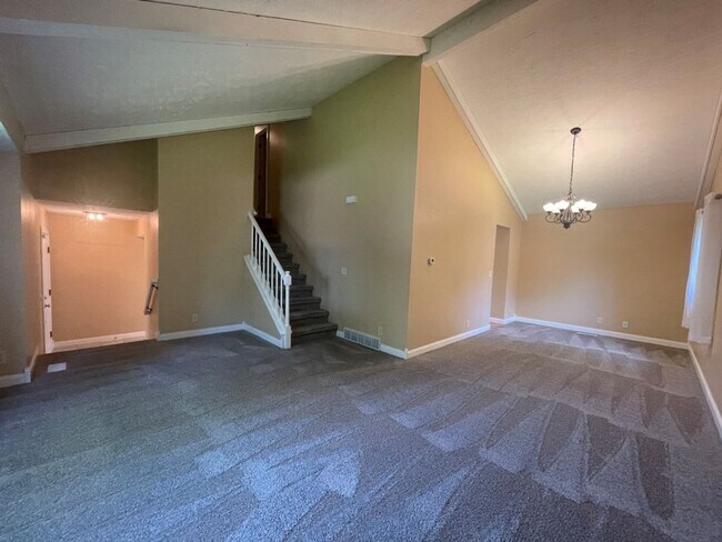 Building Photo - Bellevue Home For Rent!
