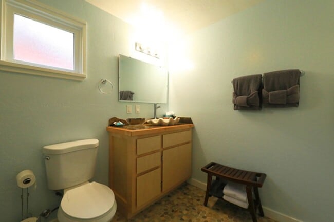 Building Photo - Artsy Studio in Westhaven with Attic Bedroom