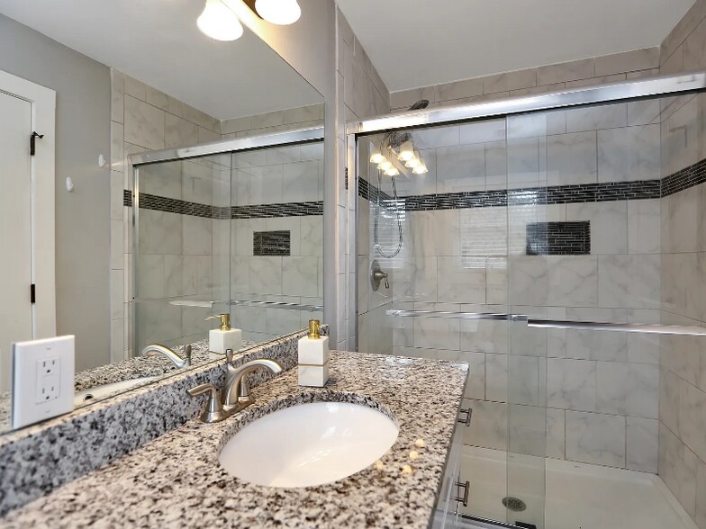 Building Photo - 831 Parkway Dr