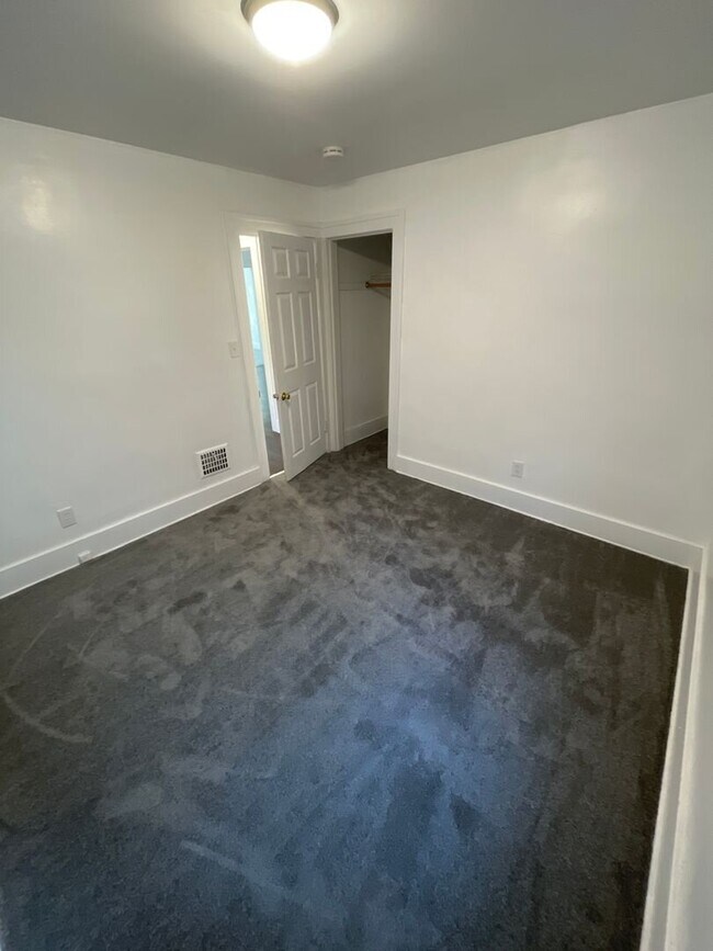 Building Photo - 2 Bedroom 1 Bathroom Multi-Family Home in Allen Park- 1st Floor Flat