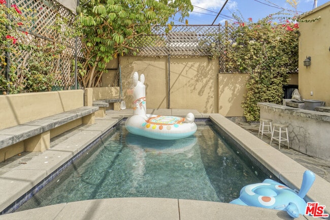 Building Photo - 1051 S Stanley Ave