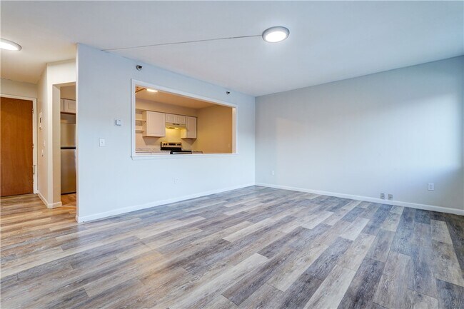 Building Photo - 404 Main St