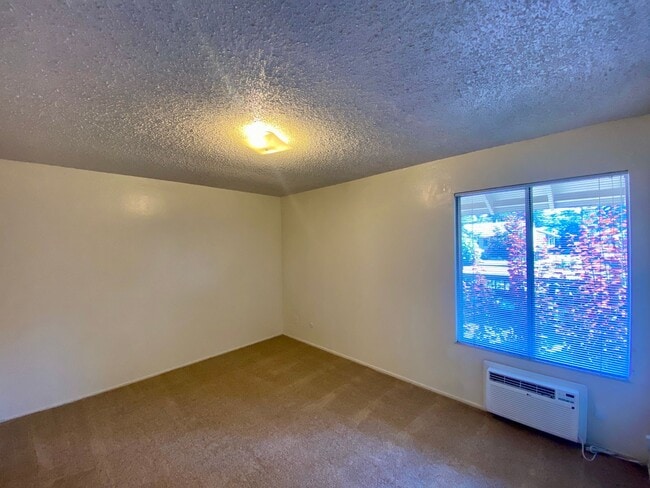 Building Photo - Nice Upper Unit in the Desired Station West!