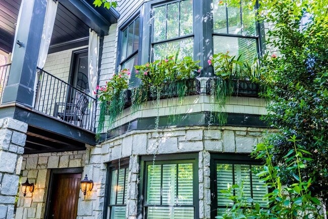 Building Photo - 470 Hamilton St SE