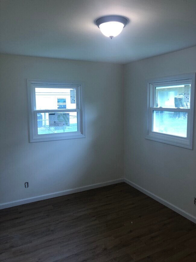 Building Photo - 9215 ARISTIDES DR