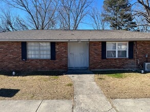 Building Photo - Beautifully Renovated 2BR/1BA Unit Now Leasing