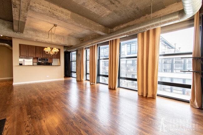 Building Photo - 1069 W 14th Pl