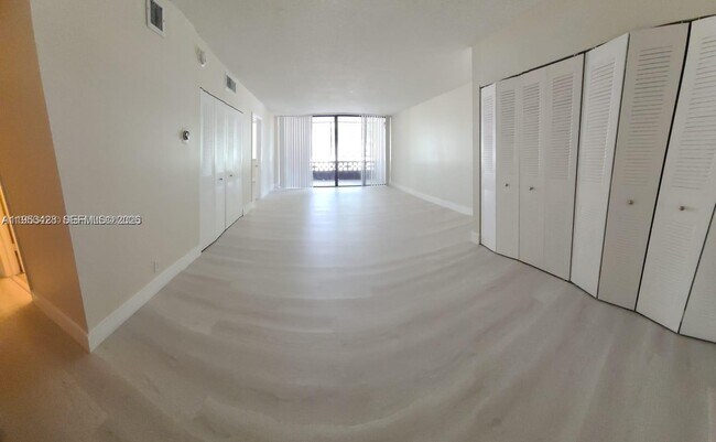 Building Photo - 4222 Inverrary Blvd