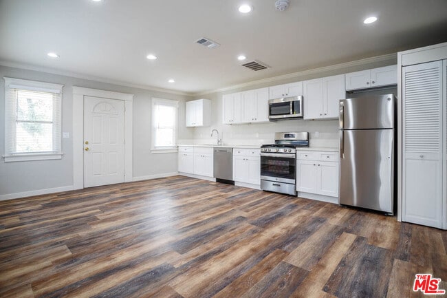 Building Photo - 1131 N Sierra Bonita Ave