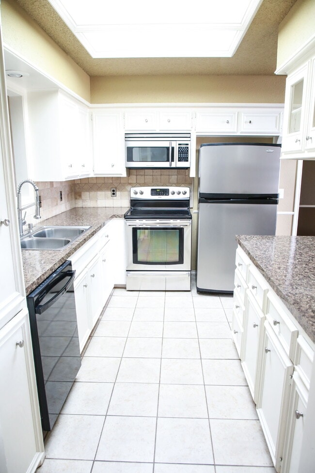 Building Photo - Beautifully Maintained 3/2/2 in Preston Smith