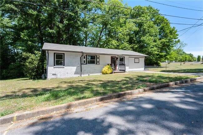 Building Photo - 100 Pine Cir