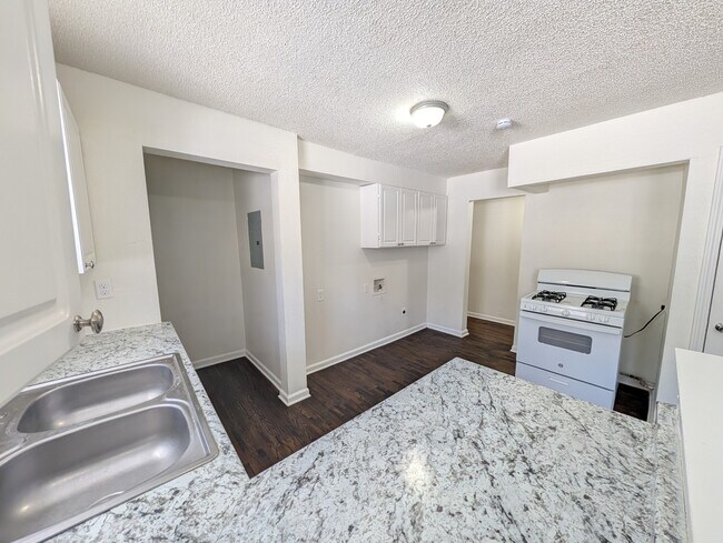 Building Photo - 1627 N Denver Ave