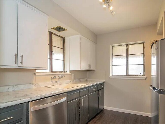 Building Photo - Not Available