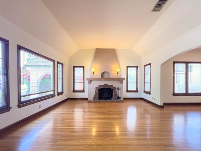 Building Photo - Storybook 3BR Home in Pretigious Rossmoyne...