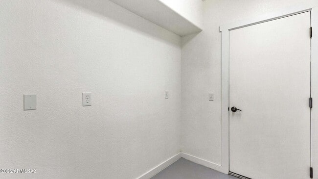 Building Photo - 574 Duchess Dr