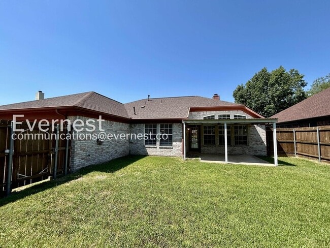 Building Photo - 3 Bed, 2 Bath with Fenced Yard & Garage / Pet-Friendly / Available Now!