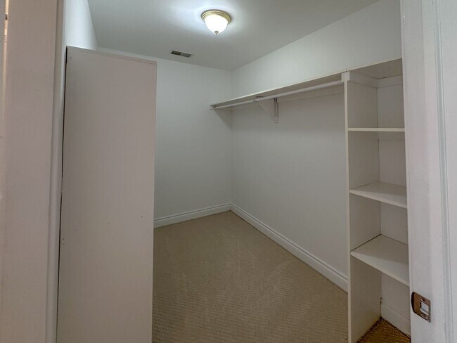 Building Photo - Lakeside Living!