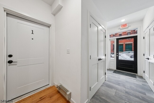 Building Photo - 52 James St