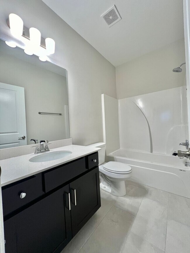 Building Photo - Like New 3 Bed, 4 Bath Townhome w/ 2 Car Garage