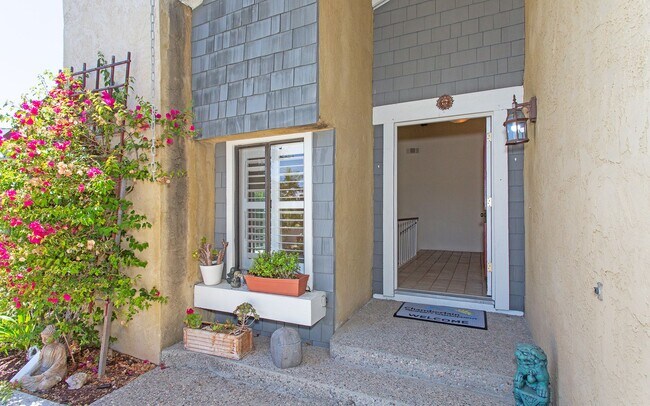 Building Photo - Charming 4 bedroom Home in Oceanside