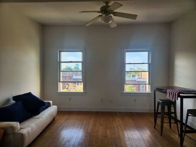 Building Photo - Bright and spacious three bedroom unit in a great location in Brewerytown