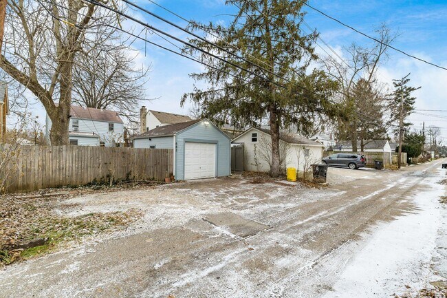 Building Photo - 683 S Roosevelt Ave