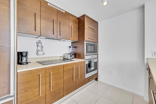 Building Photo - 485 Brickell Ave