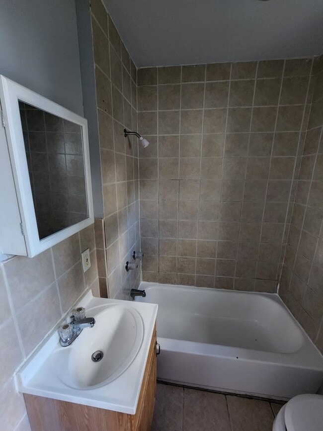 Building Photo - 2 Bedroom House- Ready for move in!