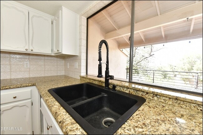 Building Photo - 5852 Mira Serena Dr