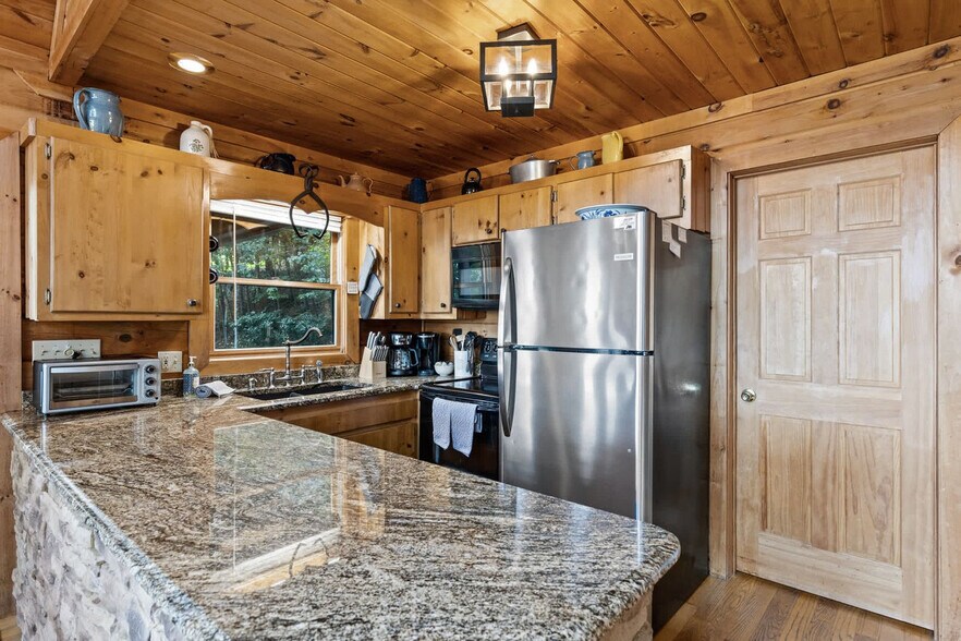 Building Photo - 120 Hummingbird Way