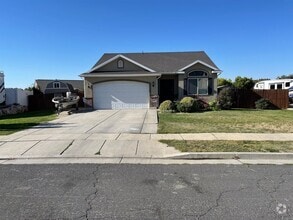 Building Photo - Spacious 5-Bedroom Haven with 3 Full Baths...